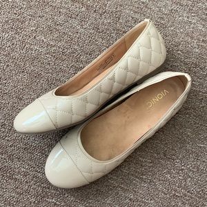 Vionic tan quilted flats